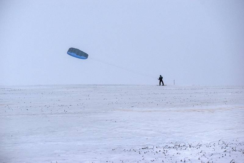 Snowkiting neboli jízda s draky.