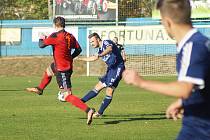 Fotbalisté juniorky Nového Města na Moravě (v modrém) doma v derby zdolali Moravec (v pruhovaném)