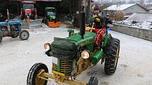 Sněhu a mrazu navzdory. Desítky nadšenců vyjely s traktory na spanilou jízdu Světnovem. Foto: