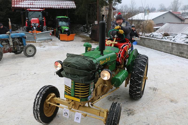 Sněhu a mrazu navzdory. Desítky nadšenců vyjely s traktory na spanilou jízdu Světnovem. Foto: