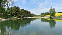 Nový rybník je zasazen do krásné krajiny v okolí Vojetína. Láká ke koupání.