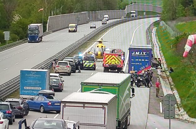 Provoz na D1 u Měřína se zastavil, k nehodě ve směru na Brno přistával vrtulník
