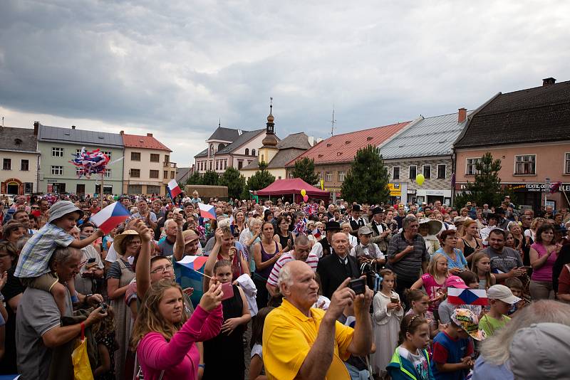 Téměř na den přesně se do Nového Města na Moravě vrátil po devadesáti letech první československý prezident Tomáš Garrigue Masaryk. Novoměští ho v sobotu při městských slavnostech Nova Civitas přivítali stejně jako 17. června 1928 – chlebem a solí. FOTO: 