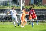 Divizní krajské derby mezi domácími fotbalisty Žďáru nad Sázavou (v bílém) a Slavojem Polná (v červených dresech) skončil jasnou výhrou FC Žďas 6:0.