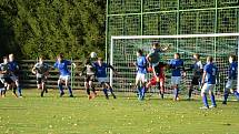 Ve šlágru 13. kola krajského přeboru Vysočiny zvítězili fotbalisté juniorky Nového Města (v šedých dresech) na hřišti Nové Vsi (v modrobílém) 3:0.