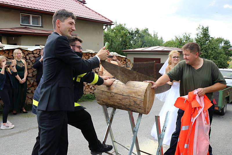 Dobrovolní hasiči se vždy ve svůj svatební den musí podrobit zkoušce. Nejinak to bylo i v případě novomanželů Ondráčkových.