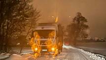 Dopravu nad Novým Městem na Moravě komplikoval nejen sníh, ale i uvíznuté kamiony.