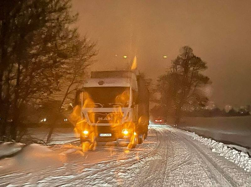 Dopravu nad Novým Městem na Moravě komplikoval nejen sníh, ale i uvíznuté kamiony.