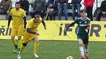 Při nedělním televizním utkání si fotbalisté Borů (v zelených dresech) i Bobrové (ve žlutém) užili mimo jiné i znělky z Champions League.