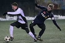 Fotbalisté Havlíčkova Brodu (v bílém v zápase s juniorkou FC Vysočina) uhráli proti Hlinsku remízu 1:1. 