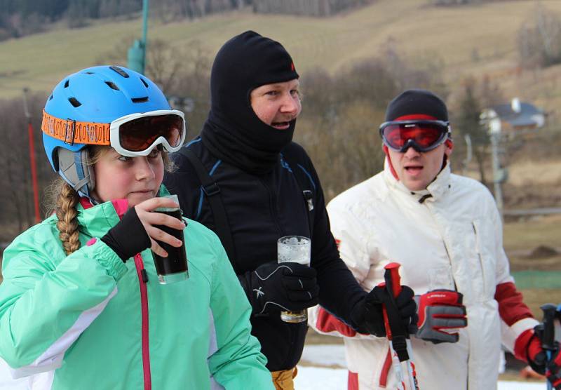 Soutěžní den v Novém Jimramově symbolicky uzavřel sjezdařskou sezonu. 