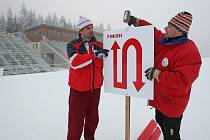 V Novém Městě na Moravě (vlevo bývalý reprezentant Lubomír Buchta) ladí v areálu poslední detaily.