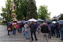 Na Vratislavově náměstí se sešlo okolo dvou stovek lidí.