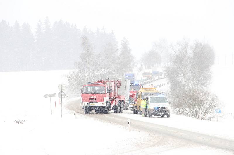 Nejvážnější dopravní nehoda se stala v pondělí ve 12:28 hodin na silnici u obce Škrdlovice na Žďársku. Jednalo se o čelní střet dvou vozidel.