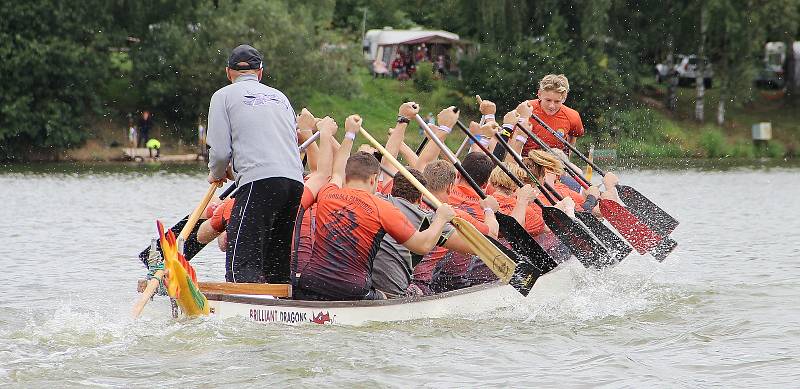 Hladinu Pilské nádrže ve Žďáře nad Sázavou rozčeřily v sobotu 19. srpna dračí lodě. Divákům se předvedlo bezmála čtyřicet posádek v sedmi kategoriích.