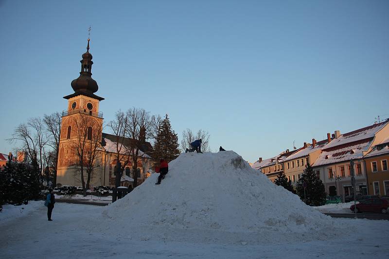 V minulých letech si dětii v centru Nového Městěana Moravě užívaly klouzání na hromadě sněhu.