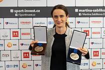 Martina Sáblíková po sezoně 2020/2021 se svými úlovky. Stříbrnou medailí z MS a bronzovou z ME ve víceboji.