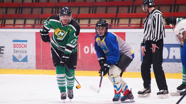 Hokejisté Vatína (v modrošedém) i Bohdalce (v zeleném) jsou v semifinále Vesnické hokejové ligy.