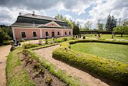 Soukromé zahrady rodiny Kinských na zámku Žďár nad Sázavou se 29. května 2021 otevřely pro veřejnost při akci Kouzelné zahrady.