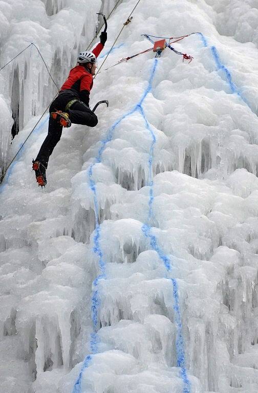 Na umělé ledové stěně ve Víru na Žďársku se konalo v sobotu mistrovství republiky v ledovém lezení na rychlost. Zúčastnila se ho i Kristína Trnková (na snímku). 