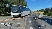 Srpnová srážka autobusu a osobního auta v ulici Jihlavská ve Velké Bíteši na Žďársku.