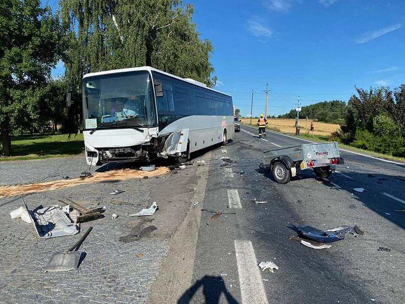 Srpnová srážka autobusu a osobního auta v ulici Jihlavská ve Velké Bíteši na Žďársku.