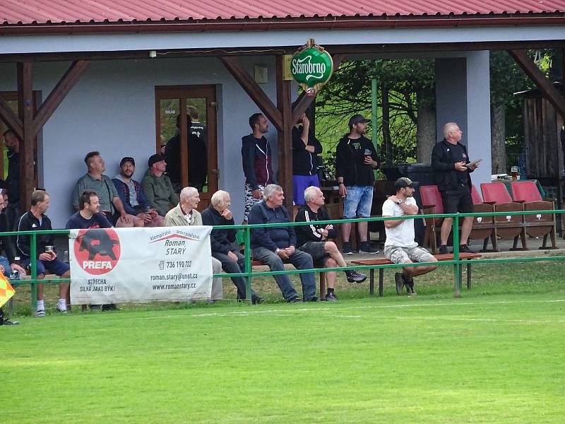 V úvodním kole nového ročníku východní skupiny 1. B třídy si fotbalisté Radešínské Svratky (v tmavém) hravě poradili výhrou 4:0 se Stonařovem (v bílých dresech).