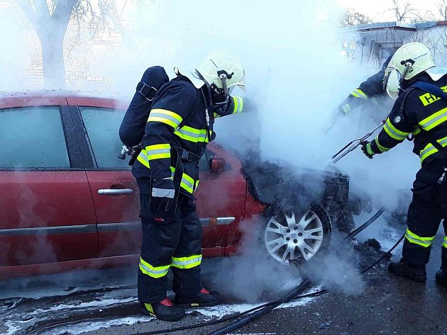 OBRAZEM: Hasiče zaměstnaly požáry aut, byly za nimi technické závady