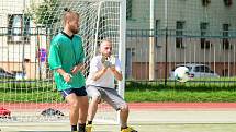 Fotbalisté Alka (v zelených dresech) si vyšlápli na vítěze předchozího ročníku Žďárské ligy malé kopané. Benjamin (v pruhovaném) zdolali výsledkem 5:3.