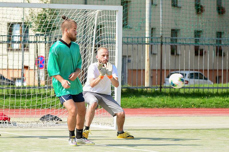 Fotbalisté Alka (v zelených dresech) si vyšlápli na vítěze předchozího ročníku Žďárské ligy malé kopané. Benjamin (v pruhovaném) zdolali výsledkem 5:3.