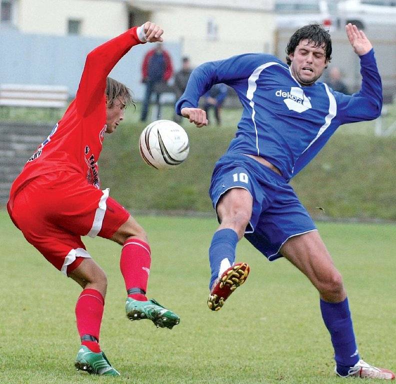 Ždírecké fotbalisty (v modrém Radek Kolouch) čeká hned na úvod důležité utkání v Boskovicích. Velké Meziříčí hostí Rousínov. 