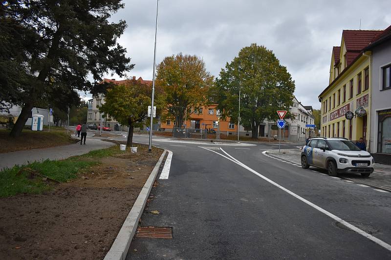 Nová okružní křižovatka má dopravě v Novém Městě na Moravě ulevit.