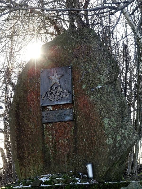 Kopec Metodka nad Koníkovem s památníkem nabízí unikátní výhledy.