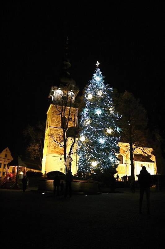 Vánoční strom se v Novém Městě na Moravě rozzářil se tam o něco dříve než jinde. Už v předvečer první adventní neděle.