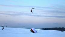 Sníh, vítr a volný prostor bez překážek jsou pro snowkiting ideální.