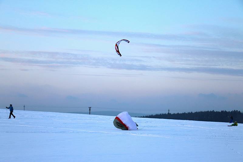 Sníh, vítr a volný prostor bez překážek jsou pro snowkiting ideální.