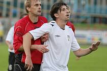  Fotbalisté Pelhřimova (v bílém útočník Petr Liška) v domácím utkání nevěděli rady s Hodonínem. 