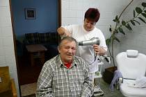 Kromě pedikúry Danuše Machanová pomáhá při osobní hygieně svým klientům-seniorům.