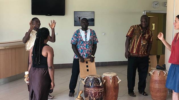 Afričtí tanečníci roztančili nemocnici, tanec je prý lék na všechno
