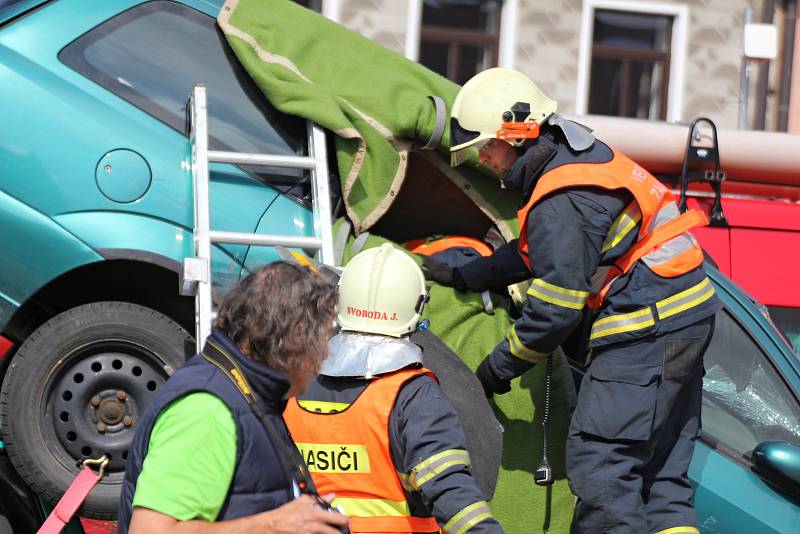 Diváci si na Vratislavově náměstí užívali atraktivní podívanou.