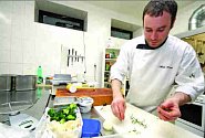 V létě na zahrádce, v zimě v květináči na kuchyňském okně pěstuje kuchař restaurace Tisůvka v Cikháji rozmarýn. Miroslav Hošek touto bylinou koření nejedno jídlo.  