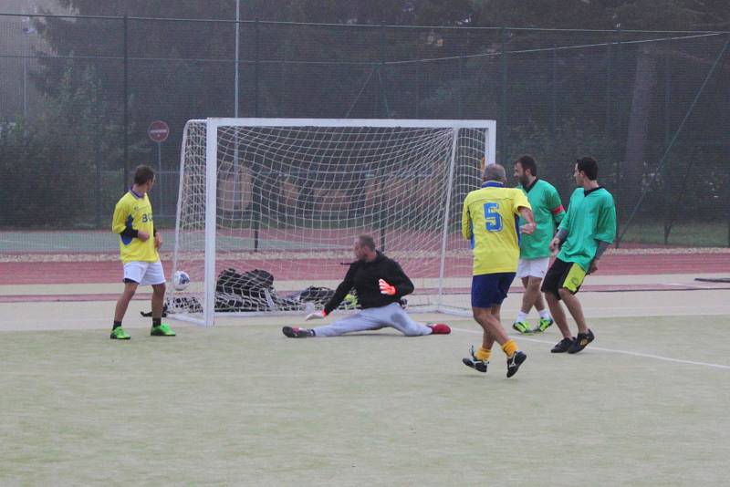 Kozel Team (v zeleném) v něm zdolal Benjamin (v pruhovaném) těsně 2:1.