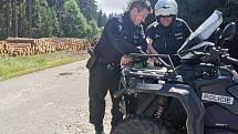 Policisté v lesích kontrolovali, jestli řidiči dodržují zákaz vjezdu, šlo hlavně o motorkáře.