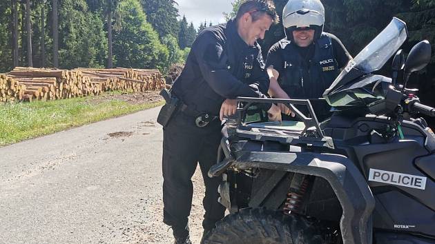 FOTO: Policisté si v lesích na Žďársku počíhali na motorkáře