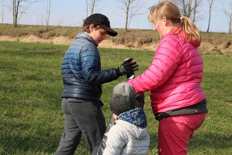 Do sbírání odpadků podíl silnic se pustili dobrovolní hasiči z Rokytna i z Kuklíku.