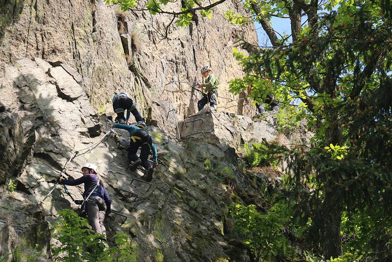Někteří zkoušeli jištěné cesty, jiní dali přednost skalnímu lezení. Ferraty ve Víru lákaly k návštěvě.