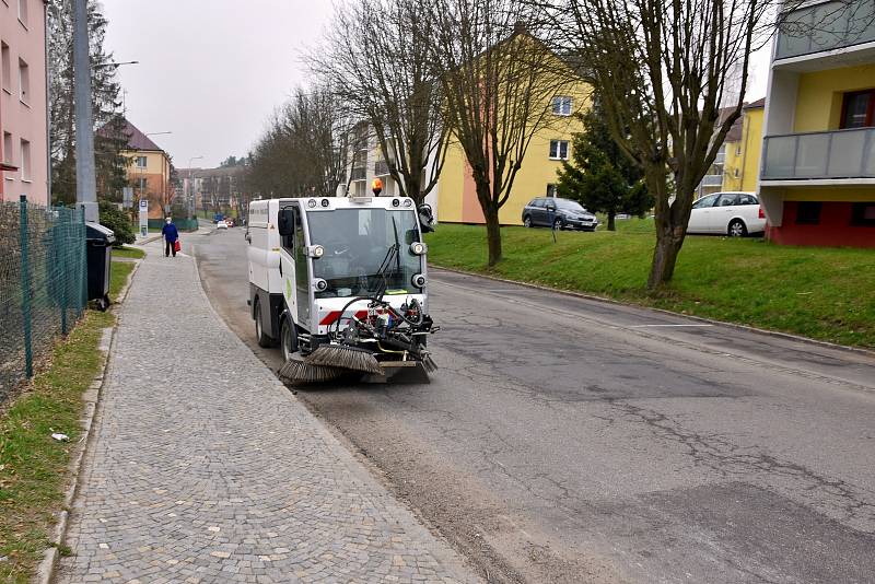 Úklid města zajišťují pracovníci technických služeb.