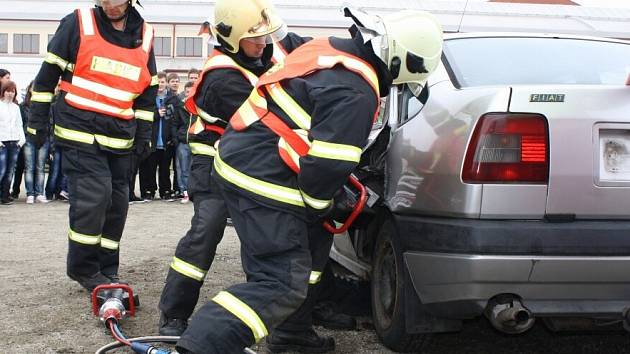 Ukázku vyprošťování oběti nehody sledovali studenti na hřišti za průmyslovou školou ve Žďáře. Vyzkoušeli si i jízdu na trenažéru motocyklu, automobilu a simulátoru nárazu či zjistili, jak vypadá závěrečná zkouška žadatele o řidičský průkaz. 