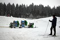 Jámu o velikosti sto dvacet krát devadesát metrů u Vysočina Areny už sněhová děla opět naplnila sněhem. Nyní jej urovnává rolba. 