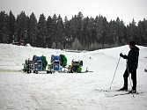 Jámu o velikosti sto dvacet krát devadesát metrů u Vysočina Areny už sněhová děla opět naplnila sněhem. Nyní jej urovnává rolba. 
